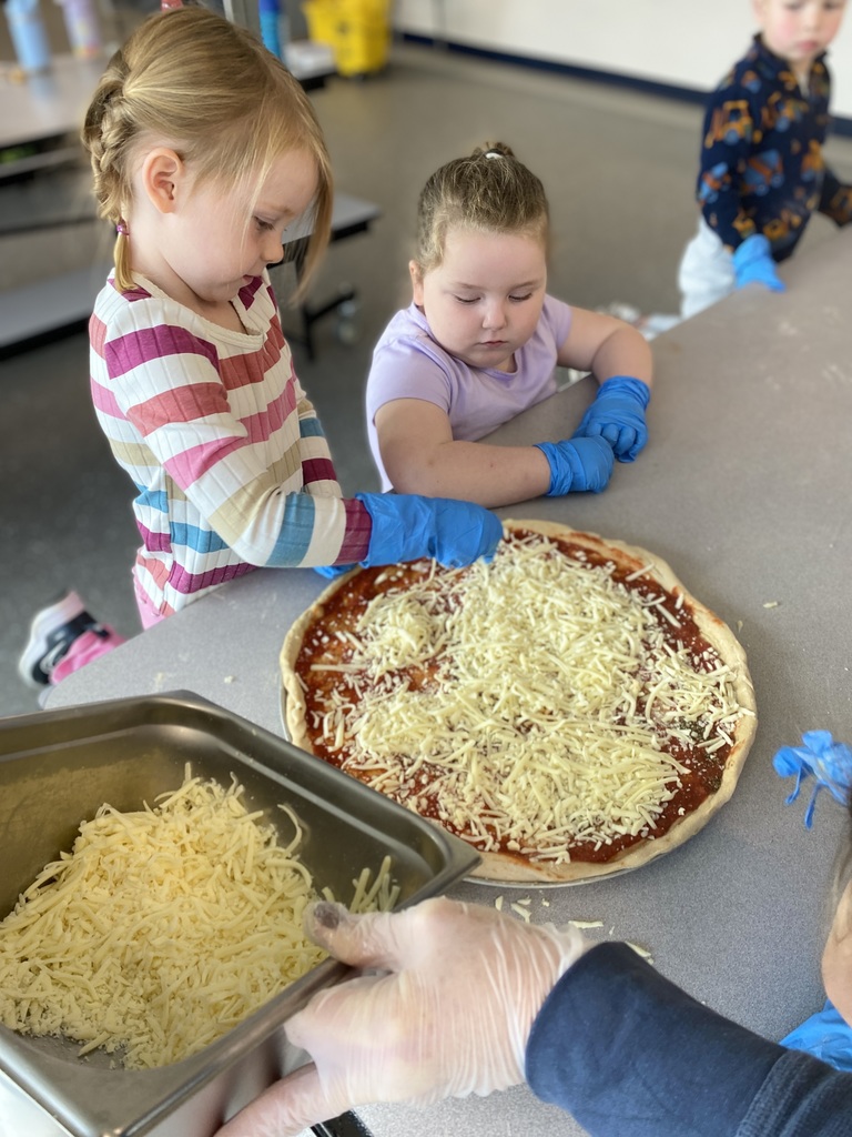 Pre-K Makes a Pizza