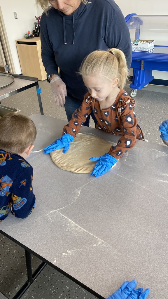 Pre-K Makes a Pizza