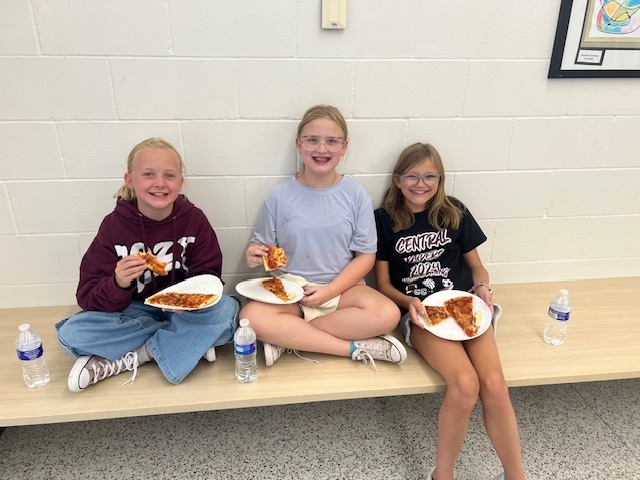 students eating at a pizza party