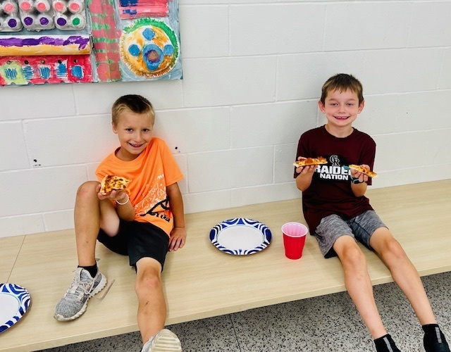 students eating at a pizza party