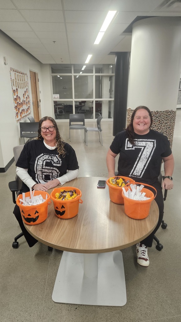 2 teachers smiling for a picture.