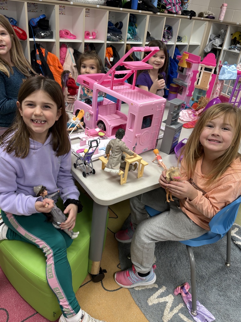 kindergarteners palying with barbie dolls