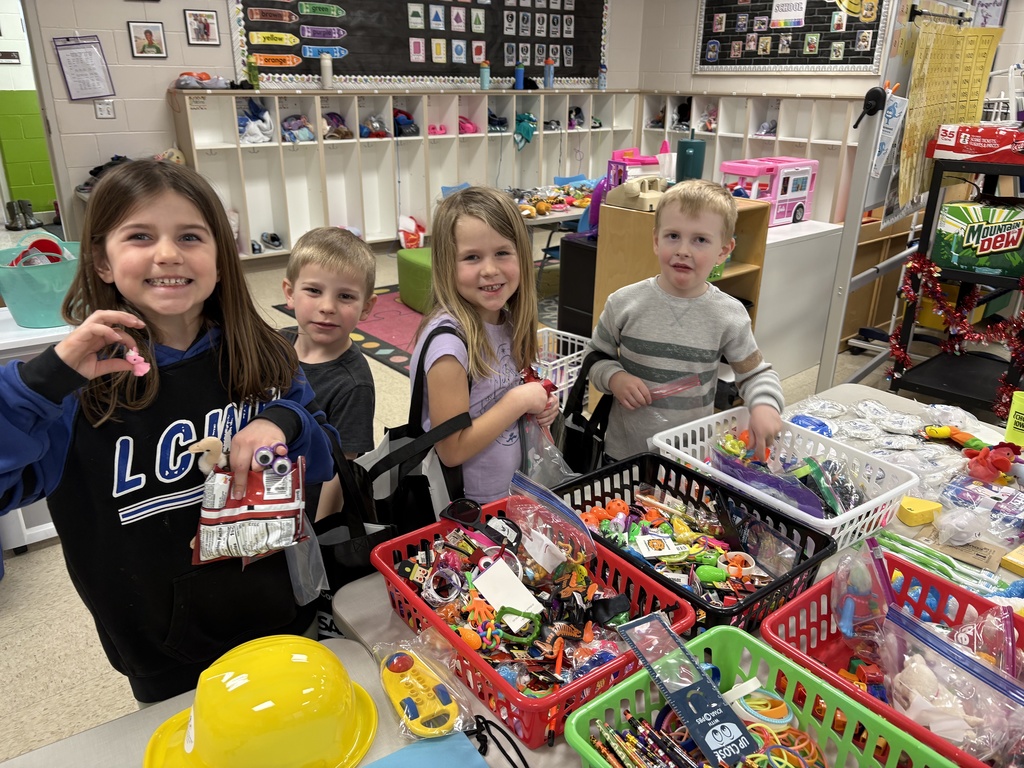 kindergarteners choosing prizes