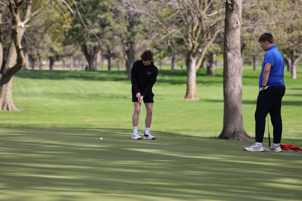 boys golf putting