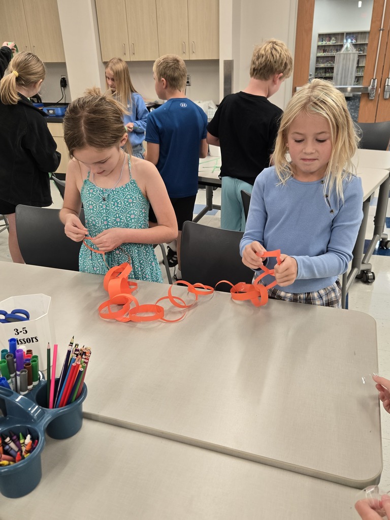 students building in the steam lab