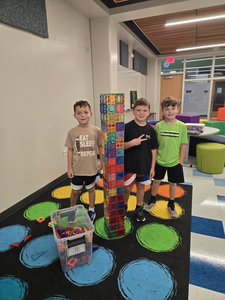 students building in the steam lab