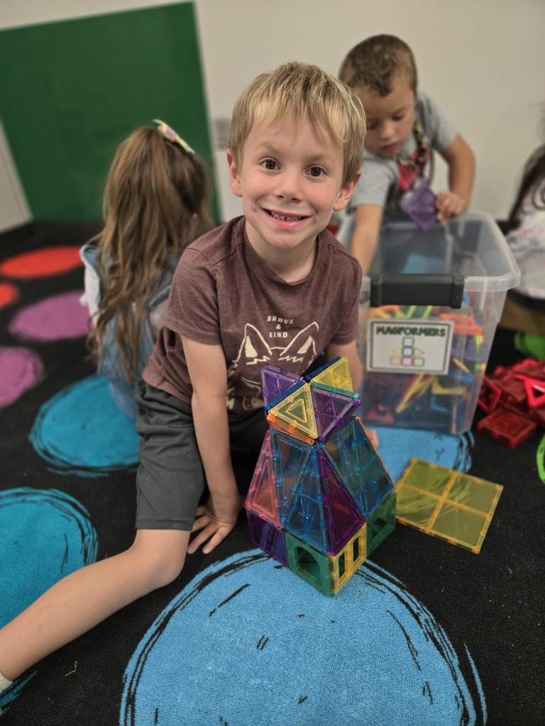 students building in the steam lab