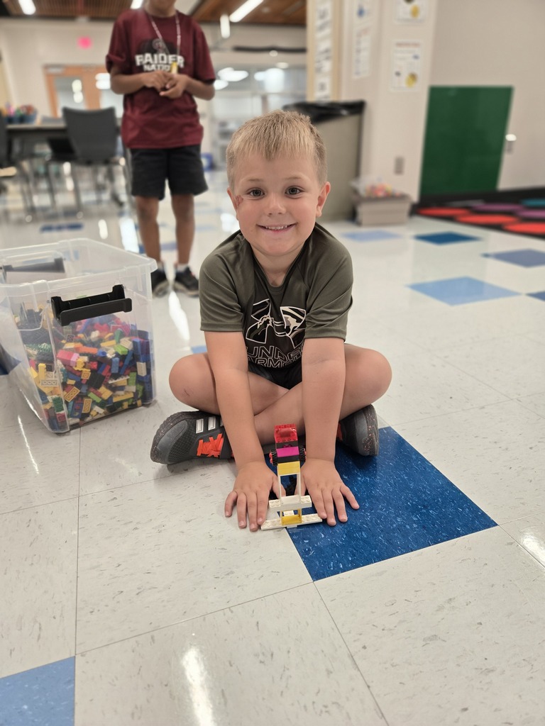 students building in the steam lab