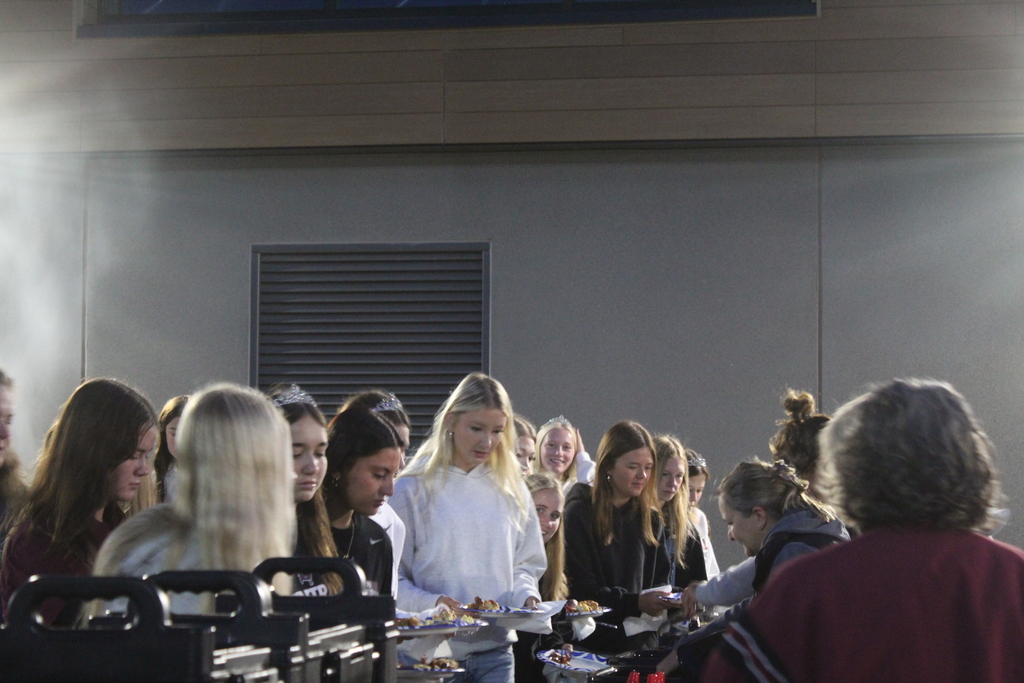senior students having breakfast