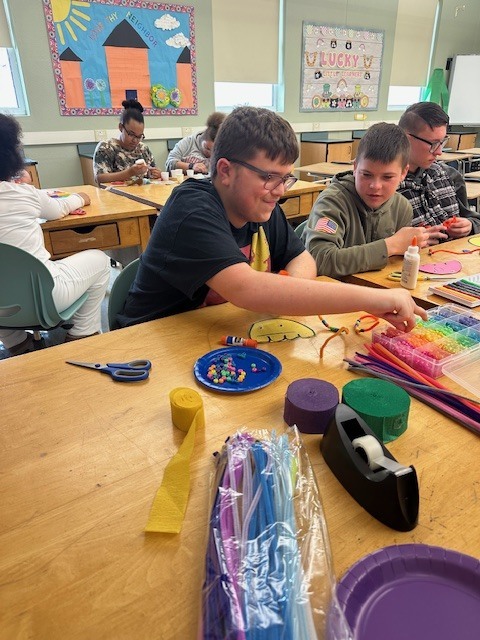 Students from Mr. Organ, Mrs. Schnake, Ms. Witges, and Mrs. Shipley’s classes have had a great time doing art activities together this week!❤️
