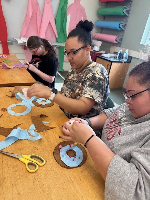 Students from Mr. Organ, Mrs. Schnake, Ms. Witges, and Mrs. Shipley’s classes have had a great time doing art activities together this week!❤️