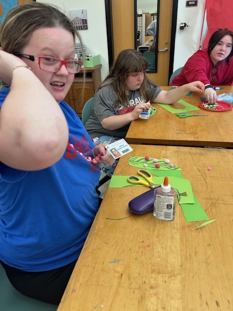 Students from Mr. Organ, Mrs. Schnake, Ms. Witges, and Mrs. Shipley’s classes have had a great time doing art activities together this week!❤️