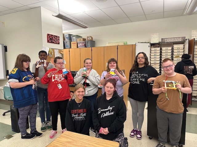 Students from Mr. Organ, Mrs. Schnake, Ms. Witges, and Mrs. Shipley’s classes have had a great time doing art activities together this week!❤️