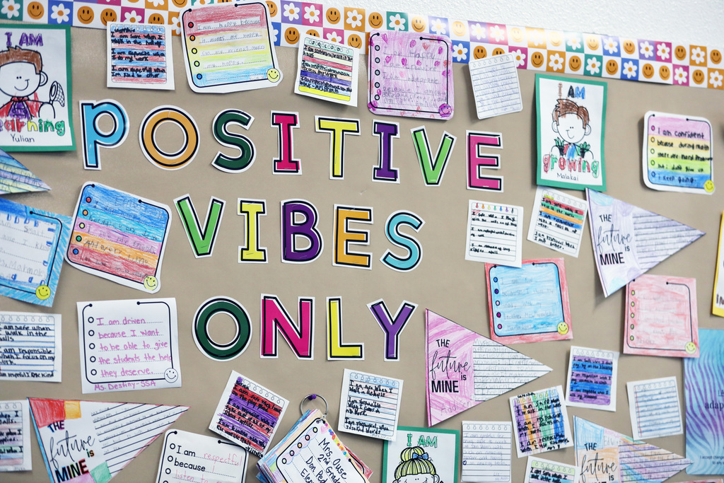 Writing wall displaying "Positive Vibes Only"