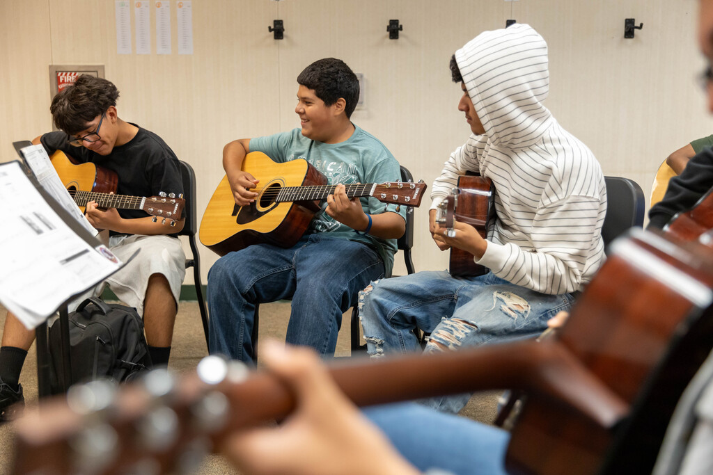 students playing the guitar 