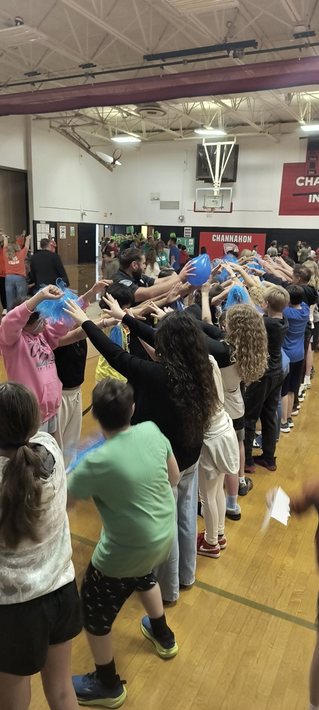 Group of students making a tunnel for others to run through