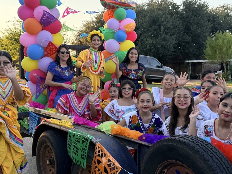 Folklorico during the parade