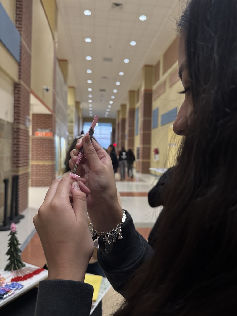 scholar practicing lash extensions 