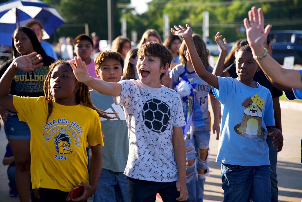 Kissam students waving