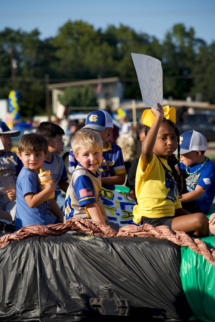 pre-k students waving