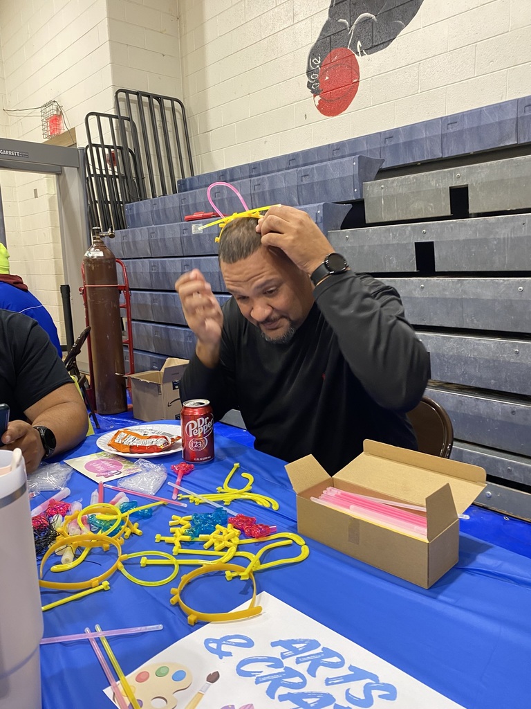 Our Charles City Panthers truly kicked off senior year in style! The Class of 2026 spent the night at school for our Senior Lock-In, and the energy was unmatched 💙💛 From games and music to movies, snacks, and late-night laughs — our seniors made memories that will carry them all the way to graduation. A huge thank-you to our incredible staff and deputies for making this safe, fun celebration possible! The excitement continued bright and early with our Senior Parent Breakfast, where families helped cheer on our seniors as they begin their final year of high school. Here’s to a year full of success, unity, and Panther Pride! Class of 2026 — it’s your time! 🐾🎓 #CCHSPanthers #SeniorLockIn2025 #ClassOf2026