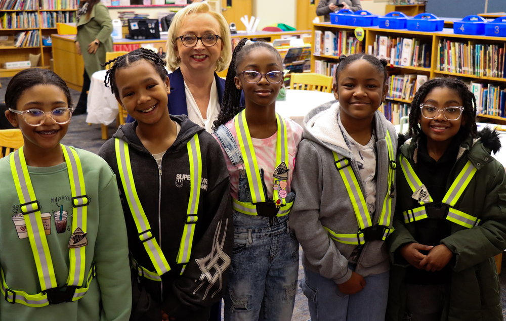 five students and the state superintendent posing for a picture