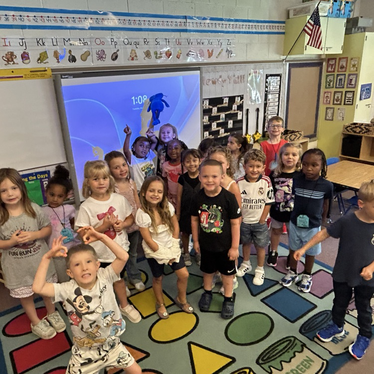 students found Pete the Cat in their classroom