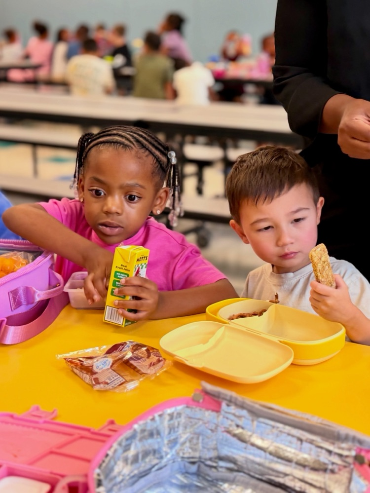 students eating lunch 