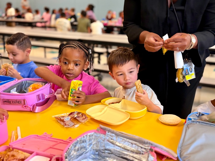 students eating lunch 