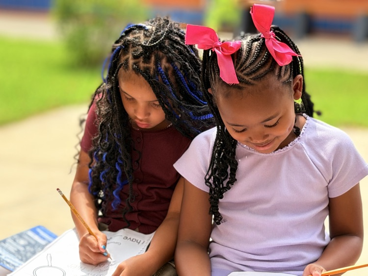 2 students reading 
