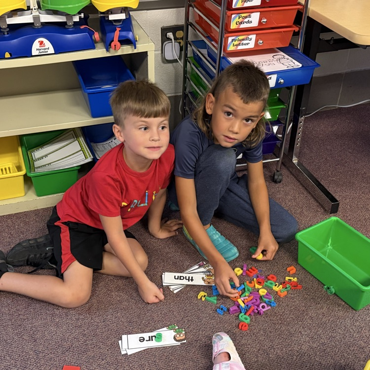 2 students working together 