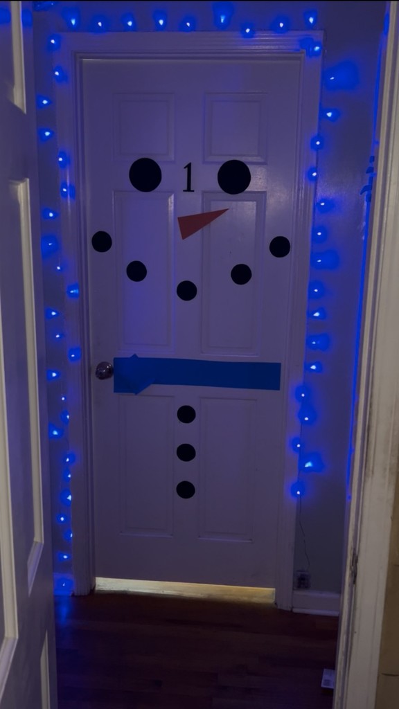 Door decorated like a snowman