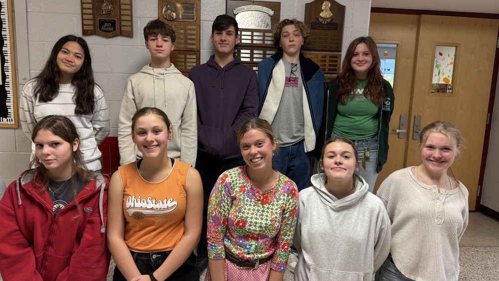 10 teenage students posing for group photo