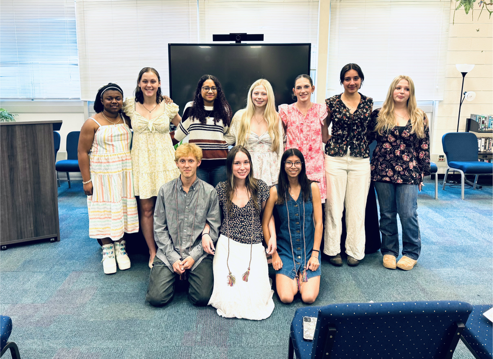Art honor society members pose for group photo