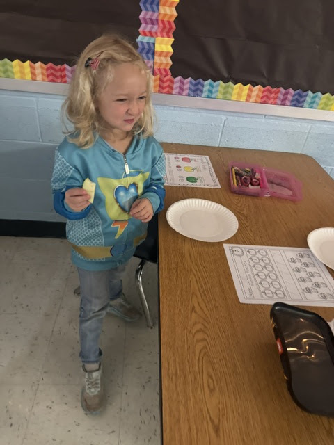 girl eating apple
