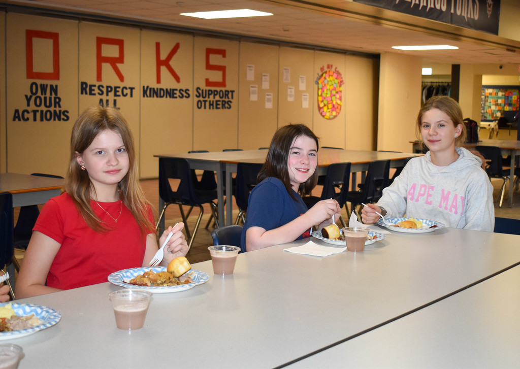 students eating toegther