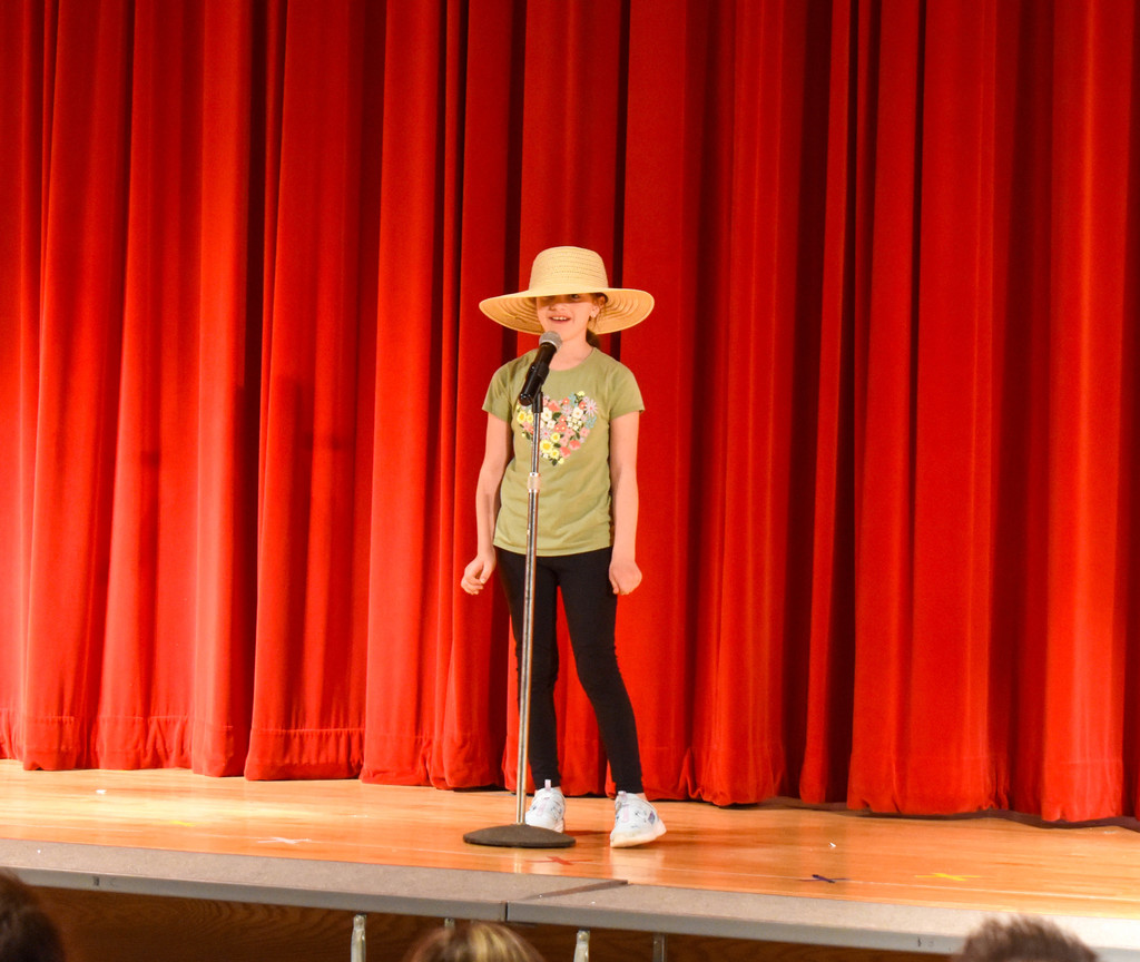 elementary suednt on stage