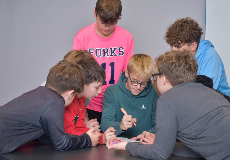 students working on group activtiy 