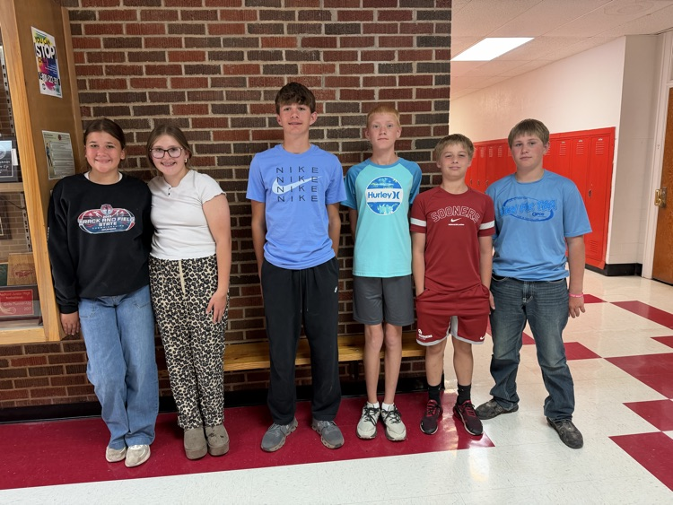 photo of 6 students in the hallway.