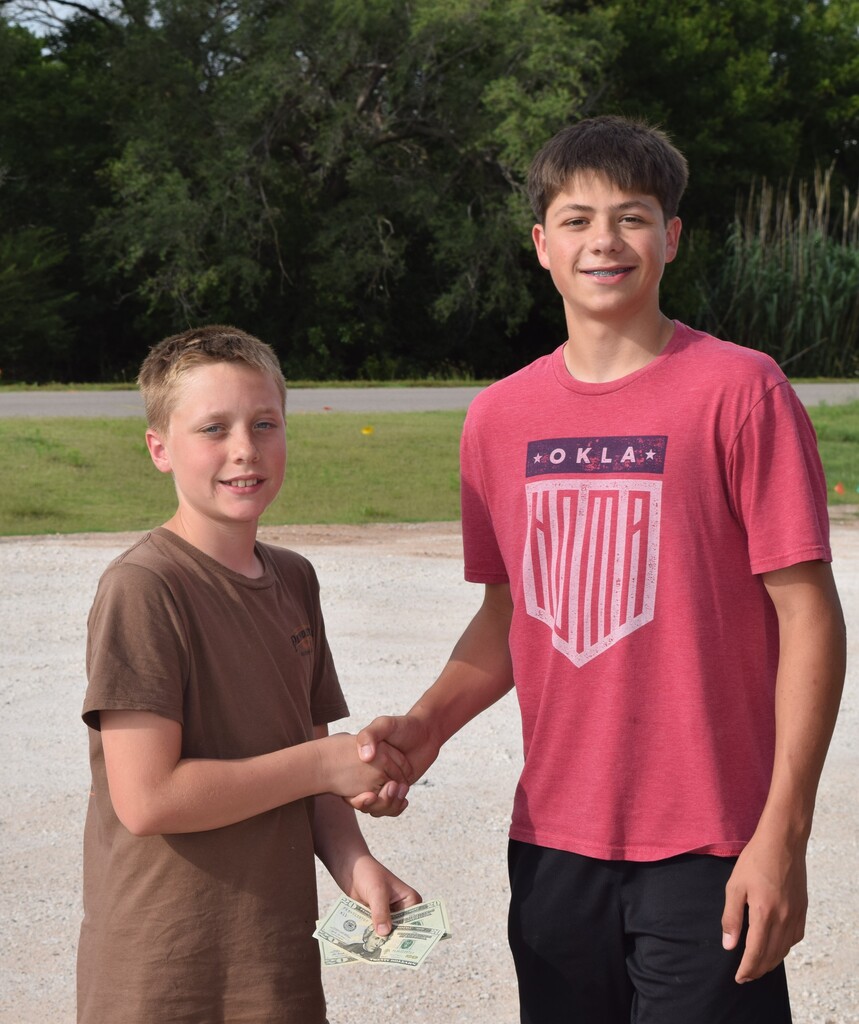 2 students shaking hands