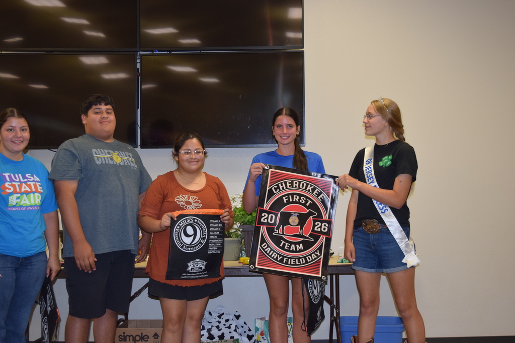 1st Place FFA Team:  Cherokee FFA L to R- Christina Salinas, Jose Castro, Aileen Ordonez and Aubree Hughes receive their banner from Oklahoma Jersey Princess, Aubrey Marrero.  Photo of 5 students with a banner.