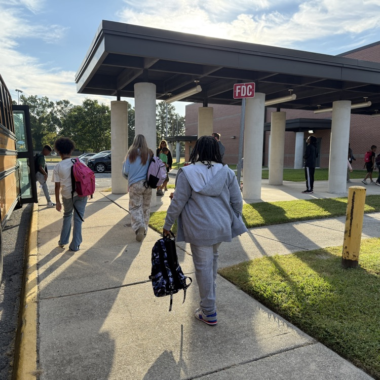 busses unloading students 