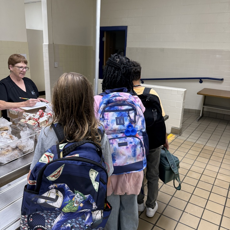 students getting breakfast