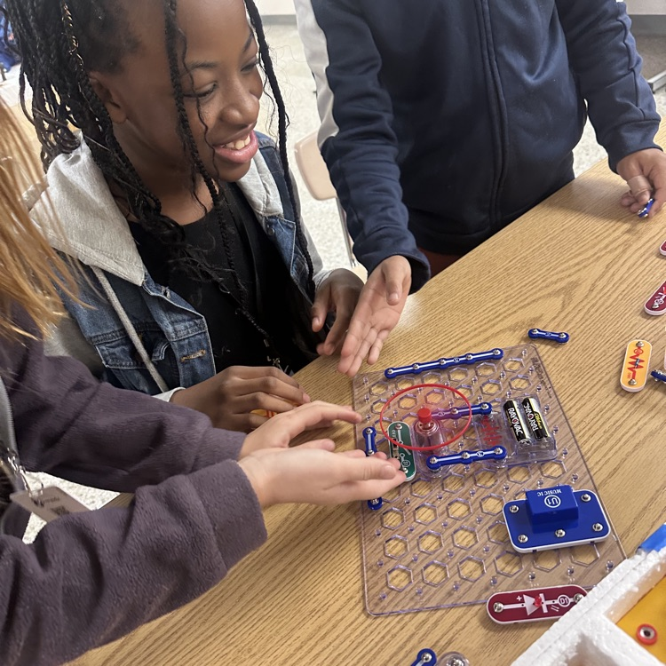 students using snap circuits
