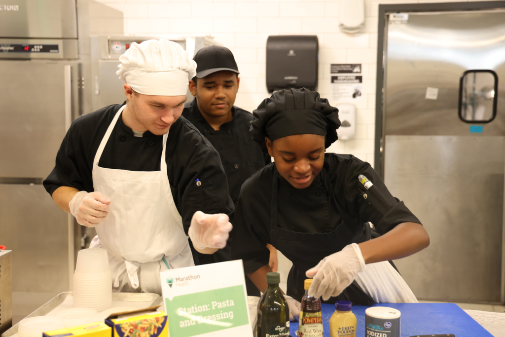 3 students workign together on meal prep