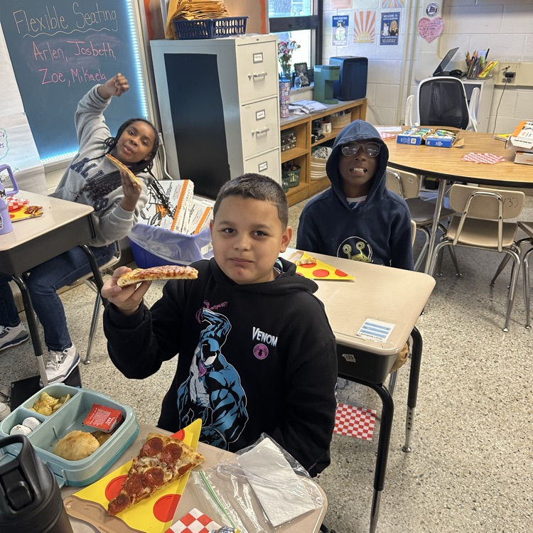 students eating pizza
