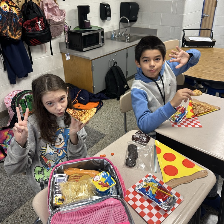 students eating pizza