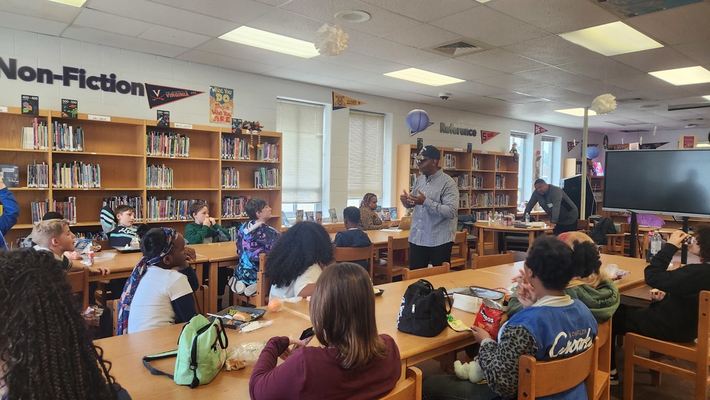 A veteran speaking to students at military luncheon