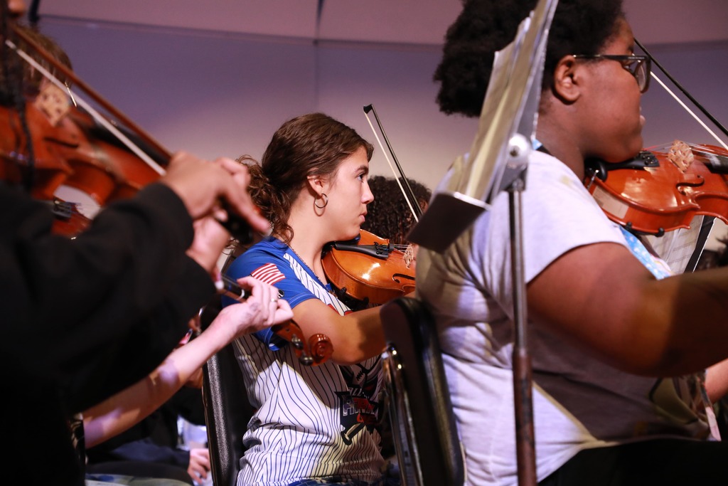 Great Bridge Middle School Orchestra Players performing during a Orchestra workshop with a Palaver Strings musician