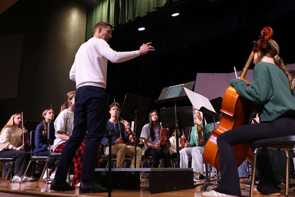 Great Bridge Middle School Orchestra Players performing during a Orchestra workshop with a Palaver Strings musician